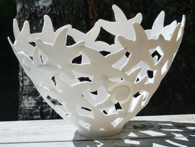 Schale aus weißem Porzellan, gestaltet mit Keksausstechern